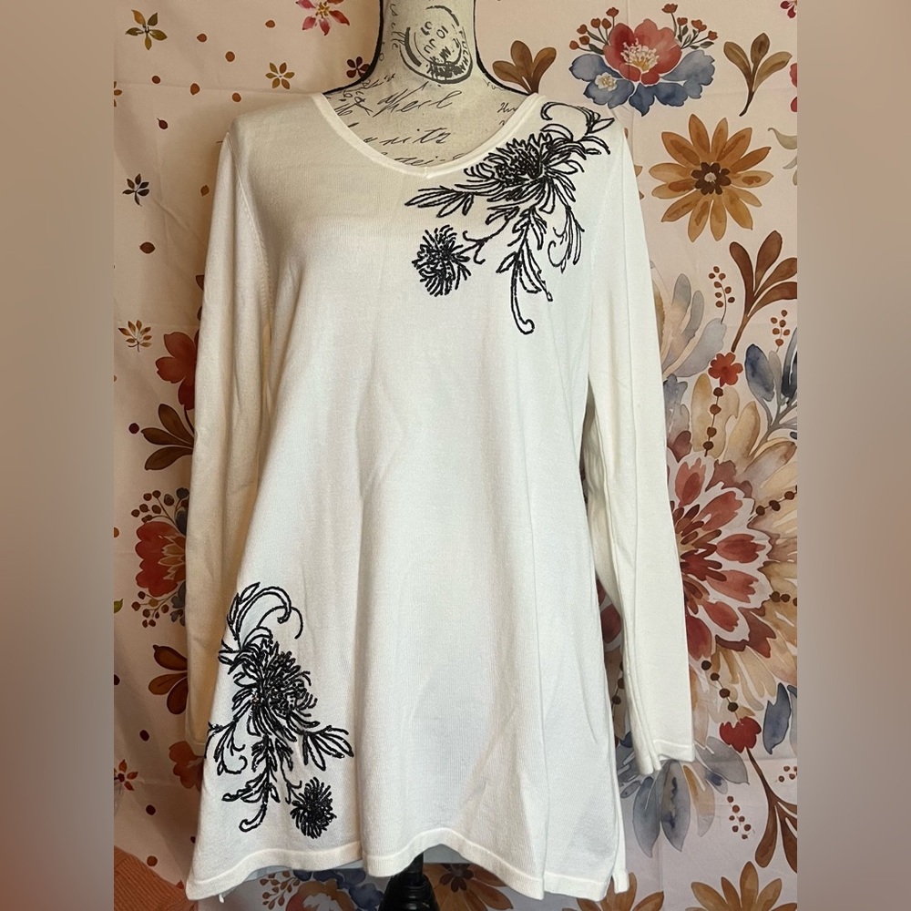 Chico’s Womens M/8 White Black Beaded VNeck Long Sleeve Knit Floral Office Tunic